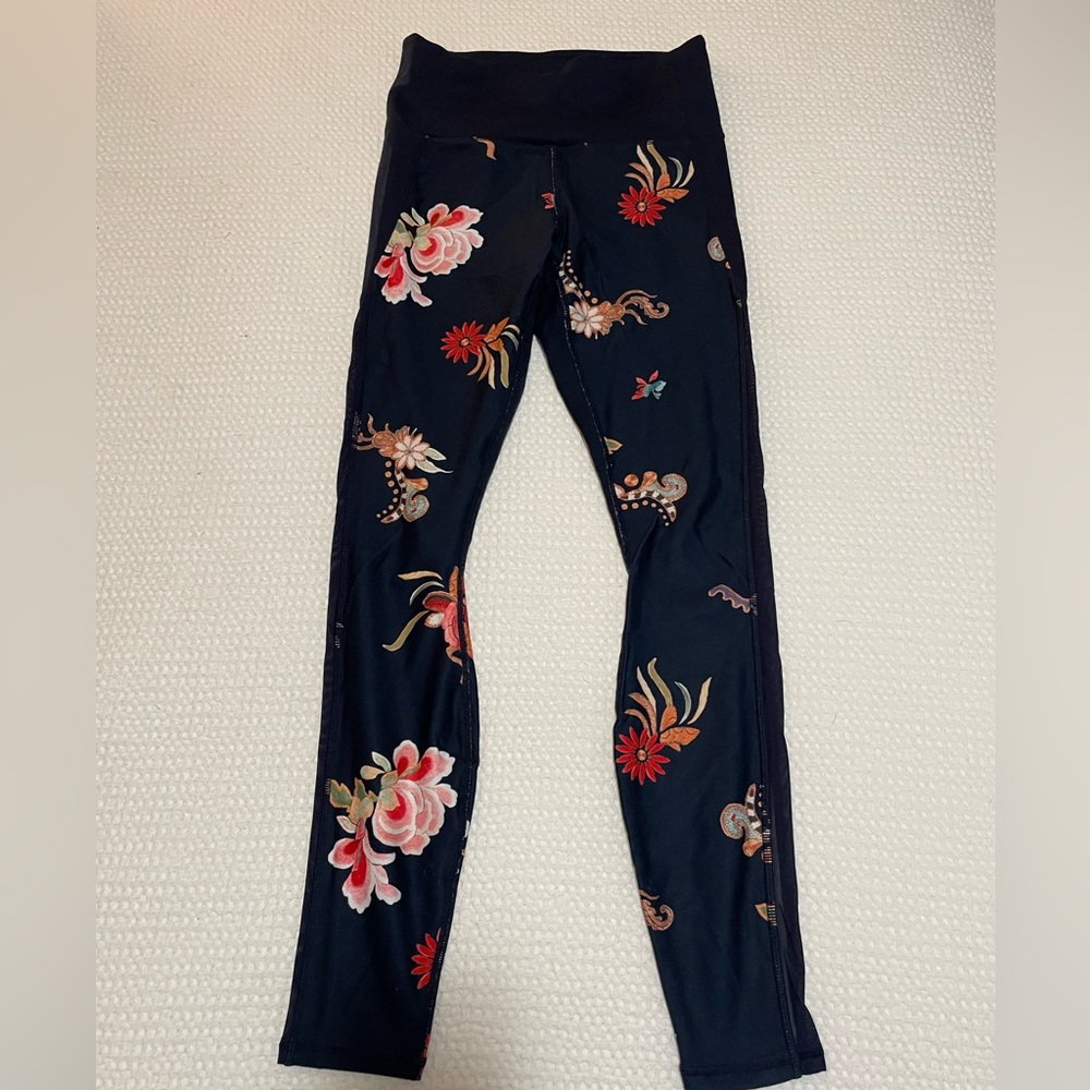 Athleta navy blue with flowers leggings size XS